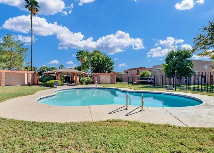 Сasa de vacaciones Cute Townhome With Community Pool 5 Mins To Tmc *