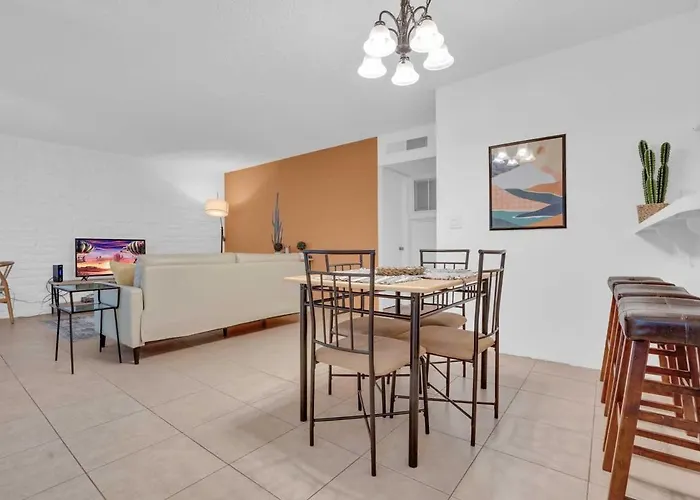 Сasa de vacaciones Cute Townhome With Community Pool 5 Mins To Tmc *